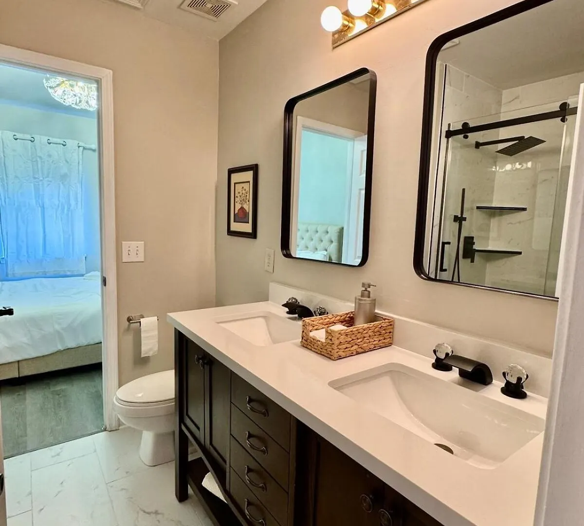 Modern Entire 2-Bedroom House For 6 Guests At University City Charlotte