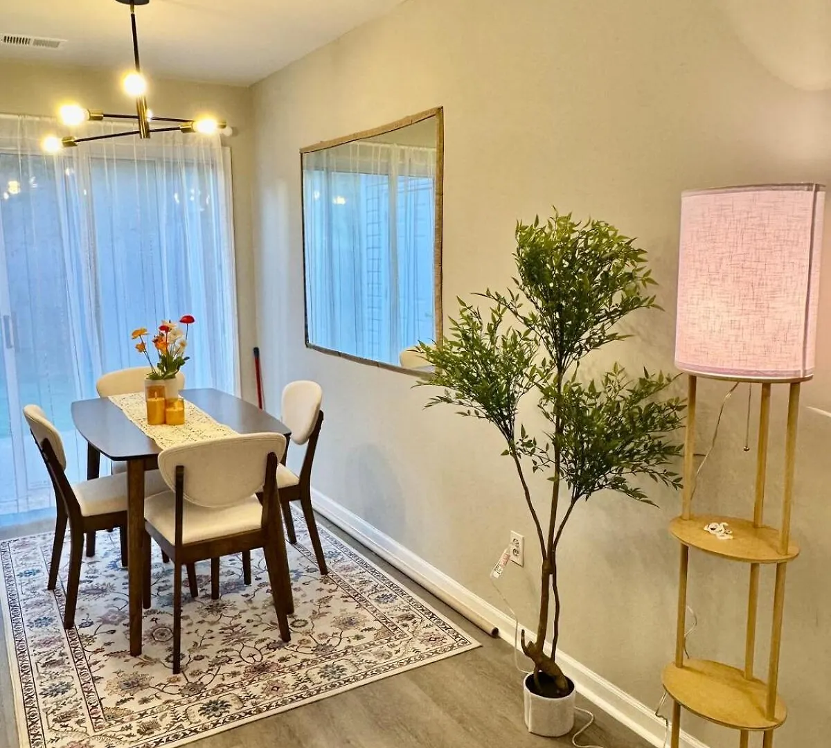 Modern Entire 2-Bedroom House For 6 Guests At University City Charlotte ABD